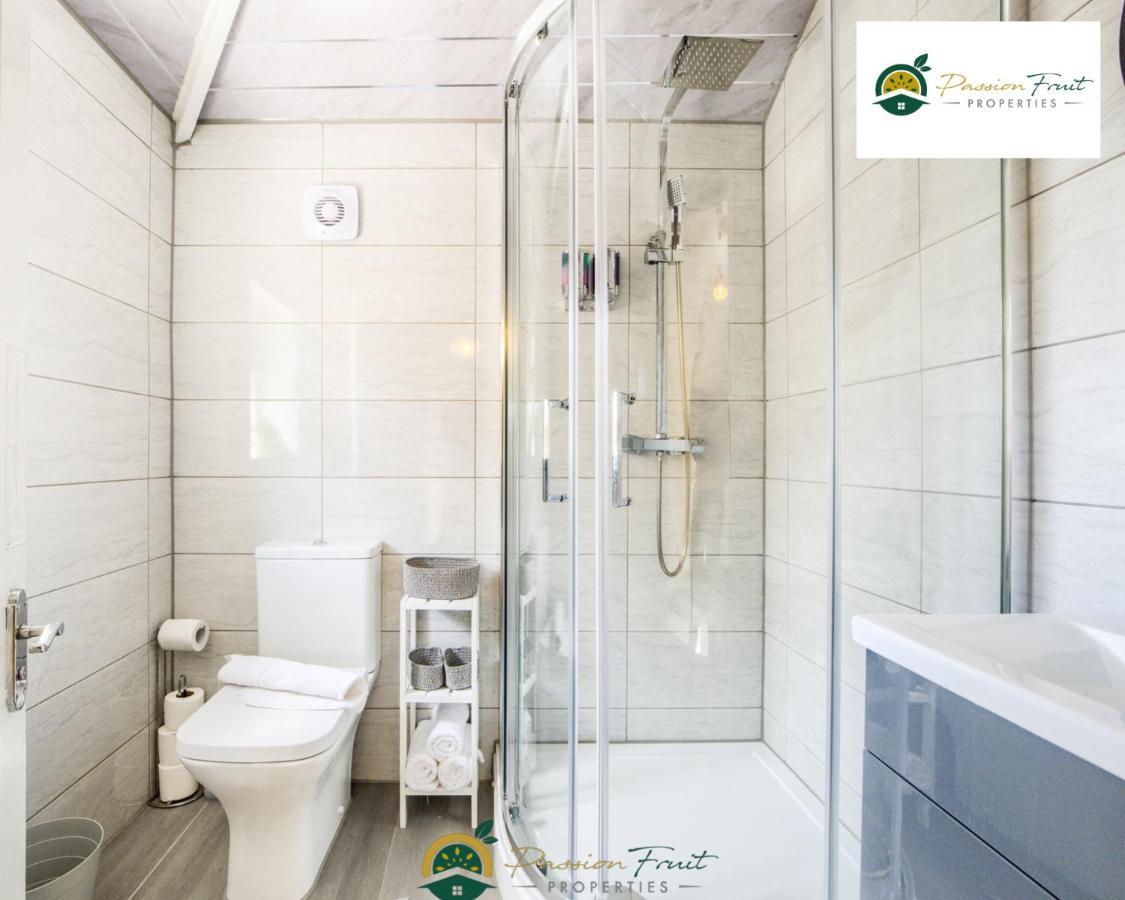 3 Bedroom Coventry House By Passionfruitproperties With Free Wi-Fi, Large Garden And Driveway - 52Nrc מראה חיצוני תמונה
