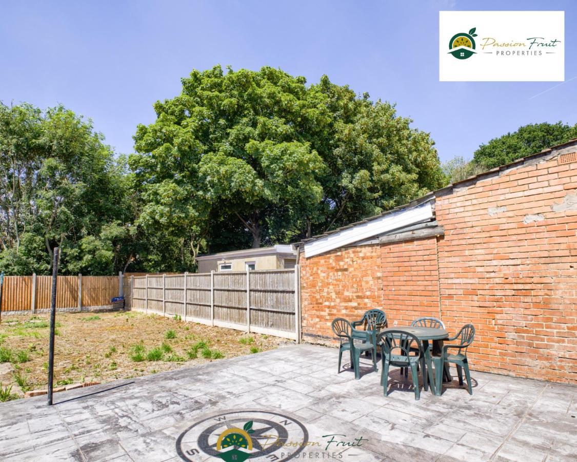 3 Bedroom Coventry House By Passionfruitproperties With Free Wi-Fi, Large Garden And Driveway - 52Nrc מראה חיצוני תמונה